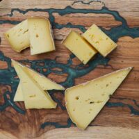 vente directe d'un mélange des different fromages fermiers au lait cru de vache. Commandez en ligne et récupérez à la fromagerie fermière en normandie